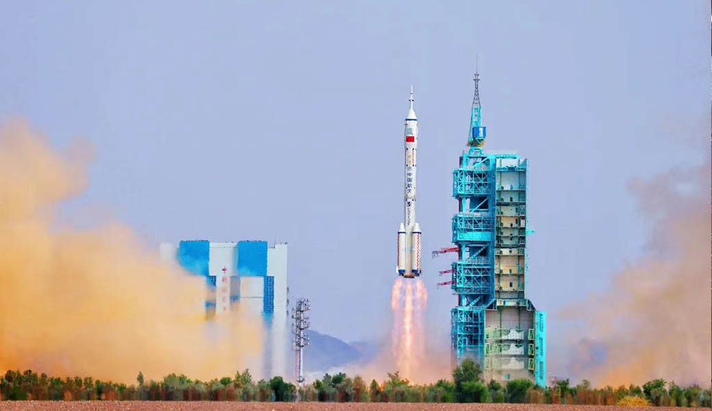 Un Razzo Vettore Con La Navetta Spaziale Shenzhou-11, CASA.2016